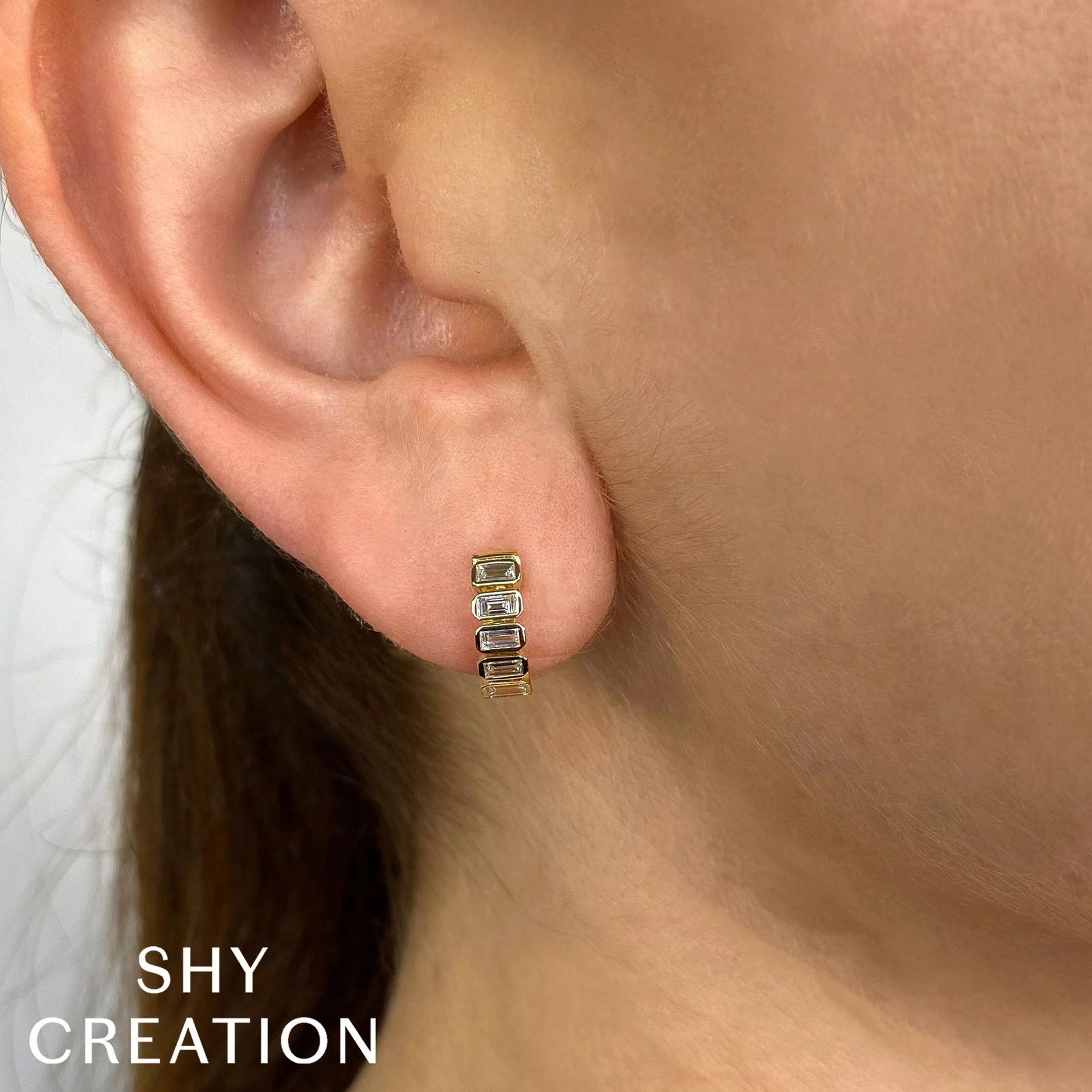 0.59CT DIAMOND BAGUETTE HUGGIE EARRING