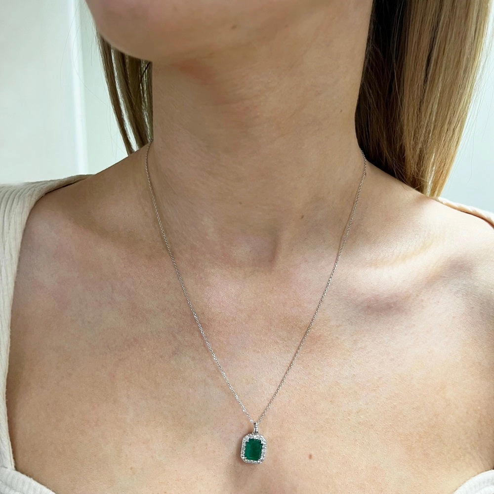 18ct White Gold 2.55ct Emerald and Diamond Set Pendant and Chain Necklace