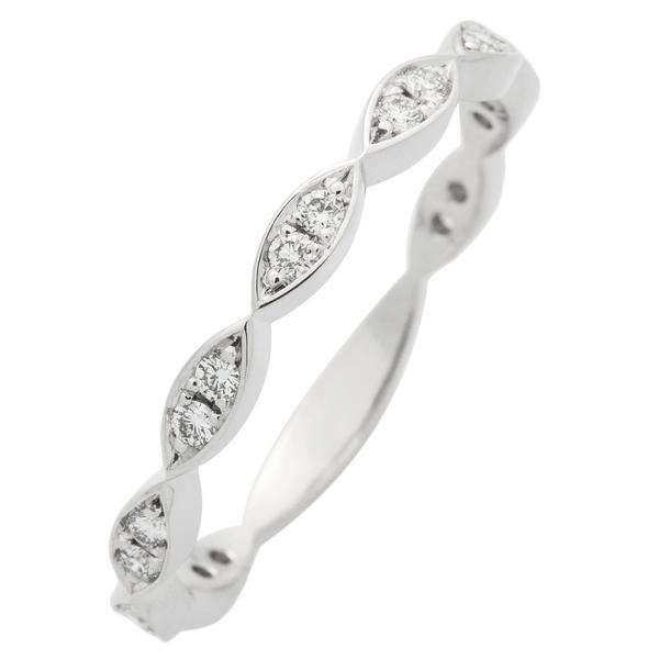 Alliance en or blanc serte de diamants.
