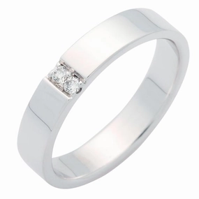 Alliance en or blanc sertie de diamants.
