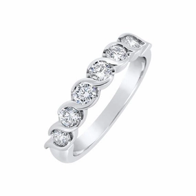 Alliance en or blanc sertie de diamants.