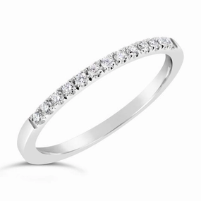 Alliance en or blanc sertie de diamants.
