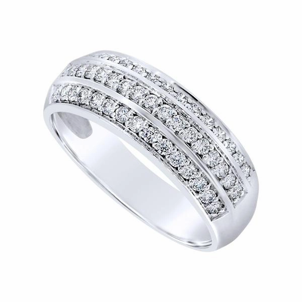 Alliance en or blanc sertie de diamants.