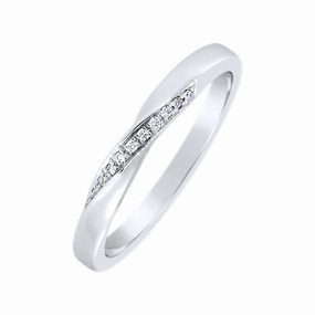 Alliance en or blanc sertie de diamants.