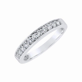 Alliance en or blanc sertie de diamants.