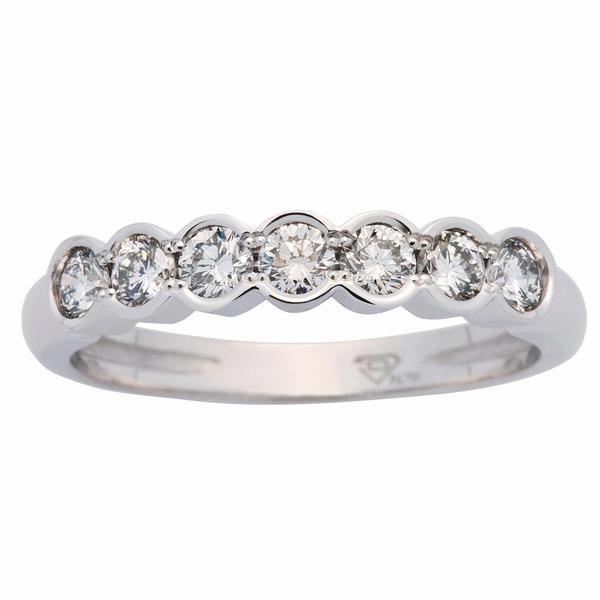 Alliance en or blanc sertie de diamants.