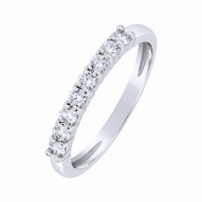 Alliance en or blanc sertie de diamants.