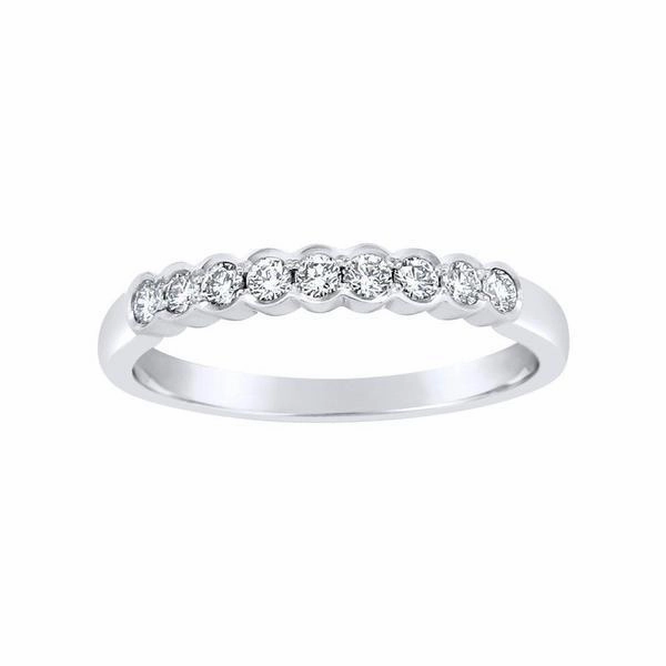 Alliance en or blanc sertie de diamants.