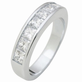 Alliance en or blanc sertie de diamants.