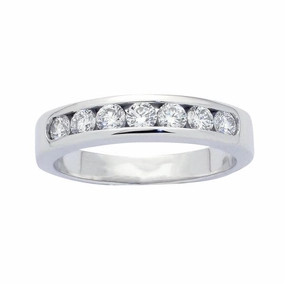 Alliance en or blanc sertie de diamants.