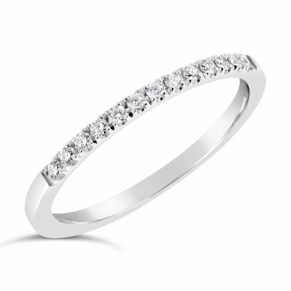 Alliance en or blanc sertie de diamants.