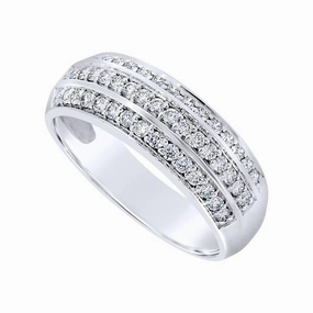 Alliance en or blanc sertie de diamants.