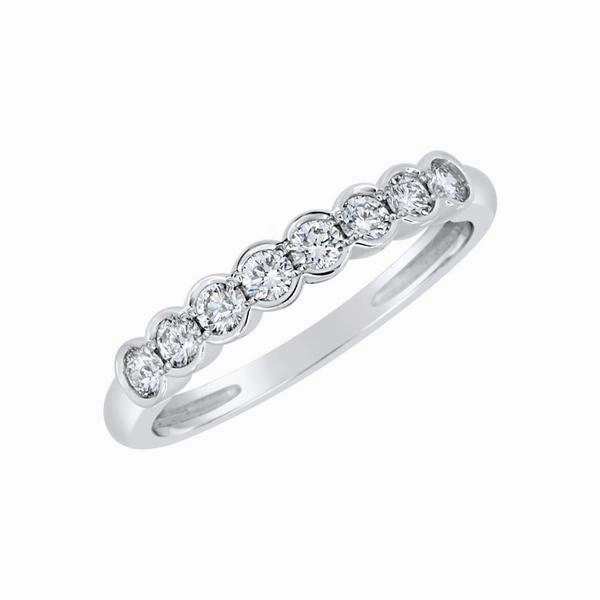Alliance en or blanc sertie de diamants.