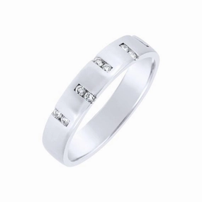 Alliance en or blanc sertie de diamants.