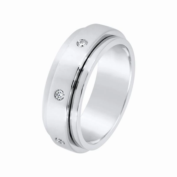 Alliance en or blanc sertie de diamants.