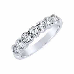 Alliance en or blanc sertie de diamants.