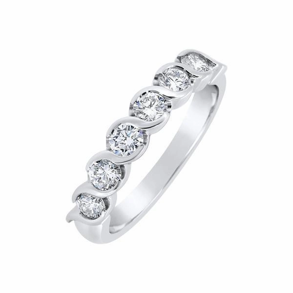 Alliance en or blanc sertie de diamants.