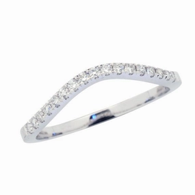 Alliance en or blanc sertie de diamants.