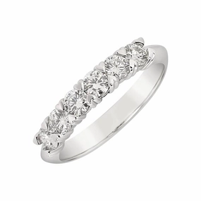 Alliance en or blanc sertie de diamants.