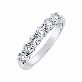 Alliance en or blanc sertie de diamants.
