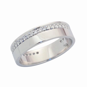 Alliance en or blanc sertie de diamants.