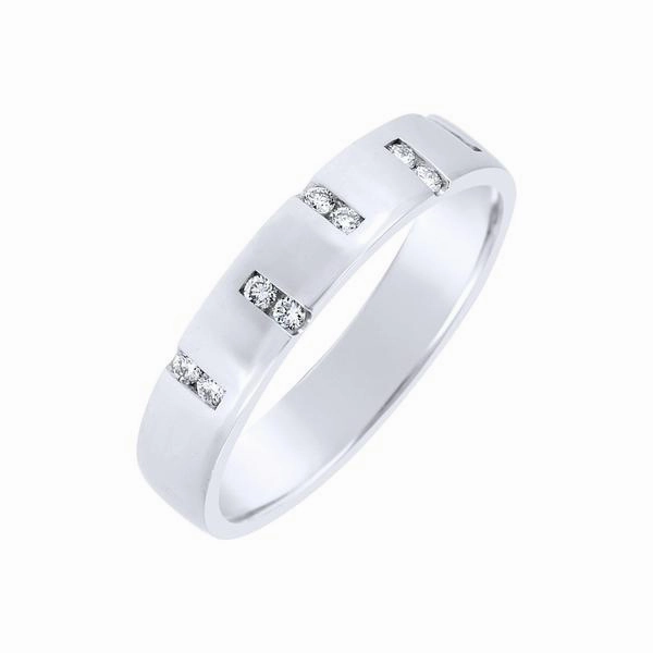 Alliance en or blanc sertie de diamants.
