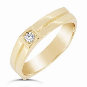Alliance en or jaune sertie d'un diamant.