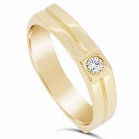 Alliance en or jaune sertie d'un diamant.