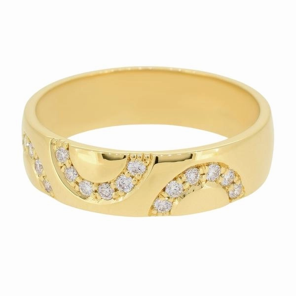 Alliance en or jaune sertie de diamants.