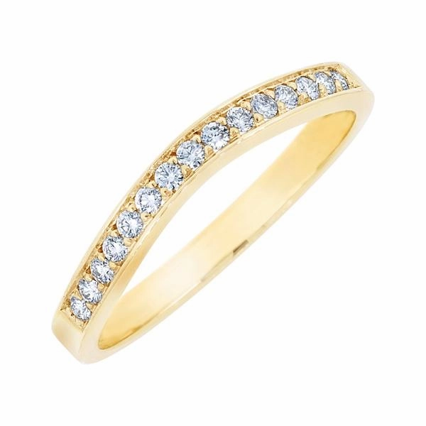 Alliance en or jaune sertie de diamants.
