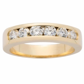 Alliance en or jaune sertie de diamants.