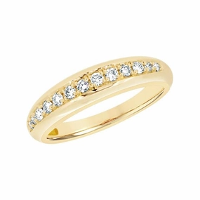 Alliance en or jaune sertie de diamants.