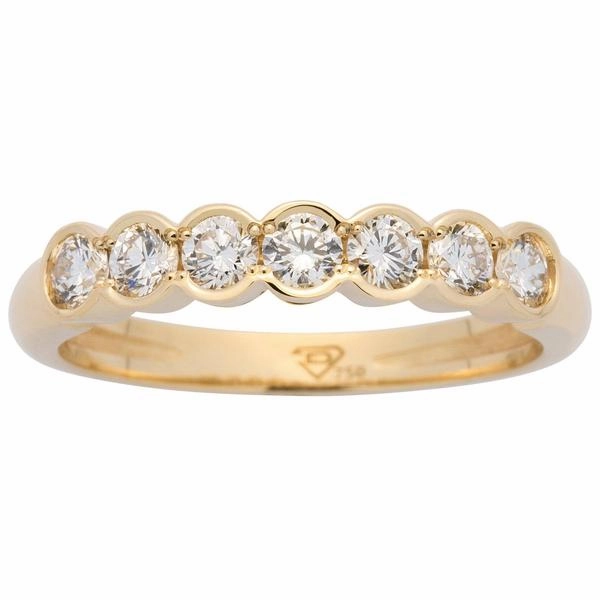 Alliance en or jaune sertie de diamants.