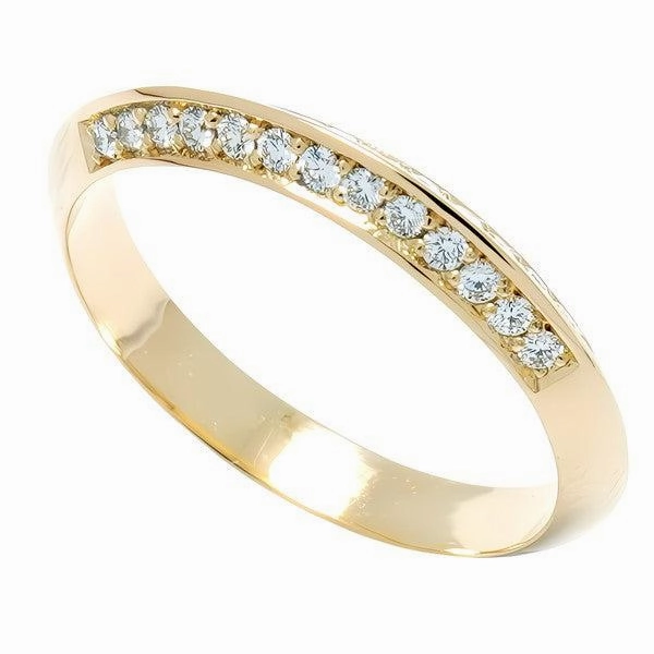 Alliance en or jaune sertie de diamants.