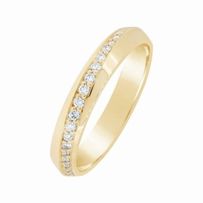 Alliance en or jaune sertie de diamants.