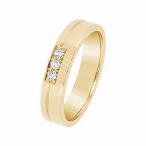 Alliance en or jaune sertie de diamants.