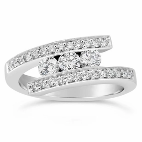 Alliance or blanc sertie de diamants.