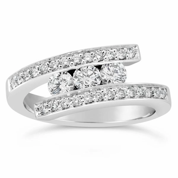 Alliance or blanc sertie de diamants.