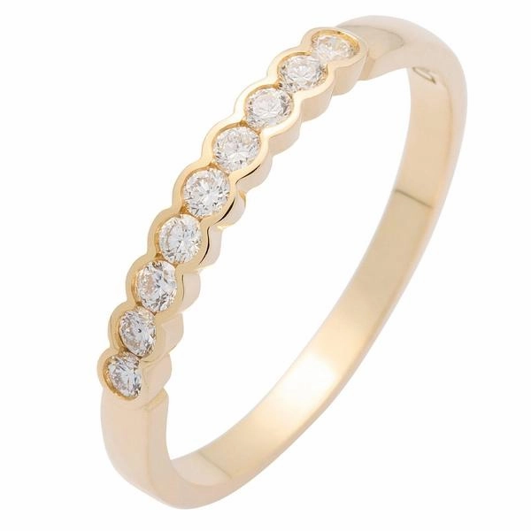 Alliance or jaune sertie de diamants.