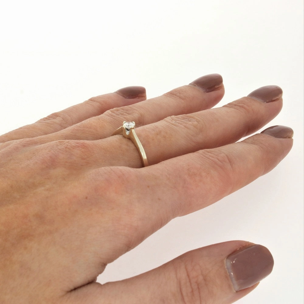 Pre Owned 9ct Yellow Gold Solitaire 0.15ct Diamond Ring