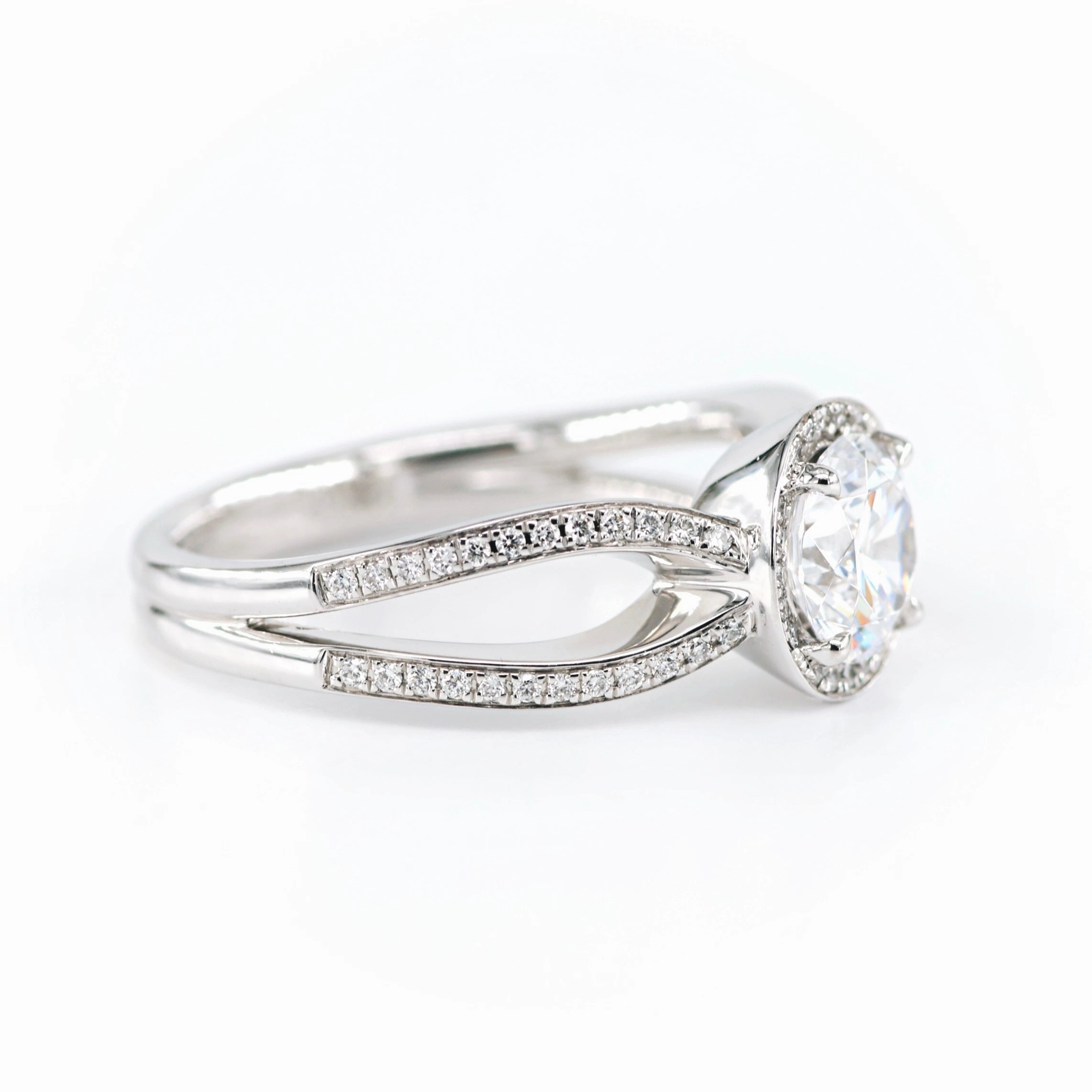 Round Halo Diamond Engagement Ring 4690070