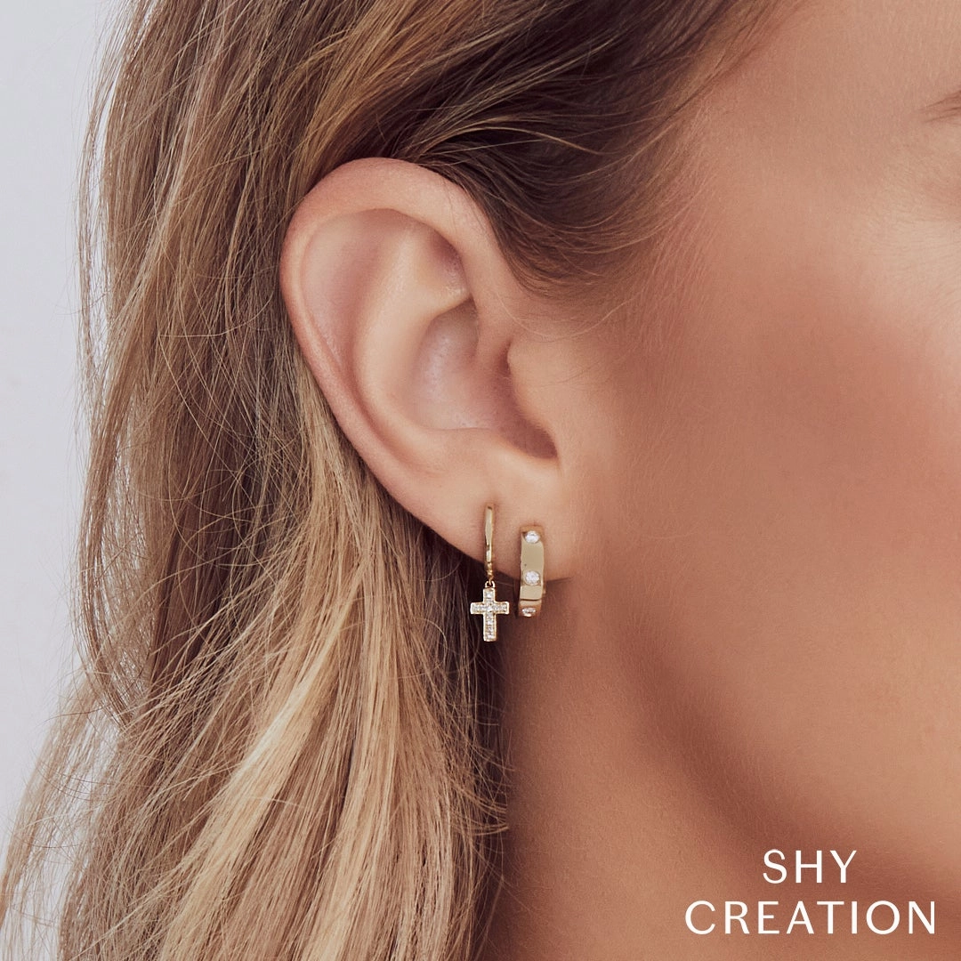 Shy Creation 0.04Ct Diamond Cross Huggie Earring SC22007660