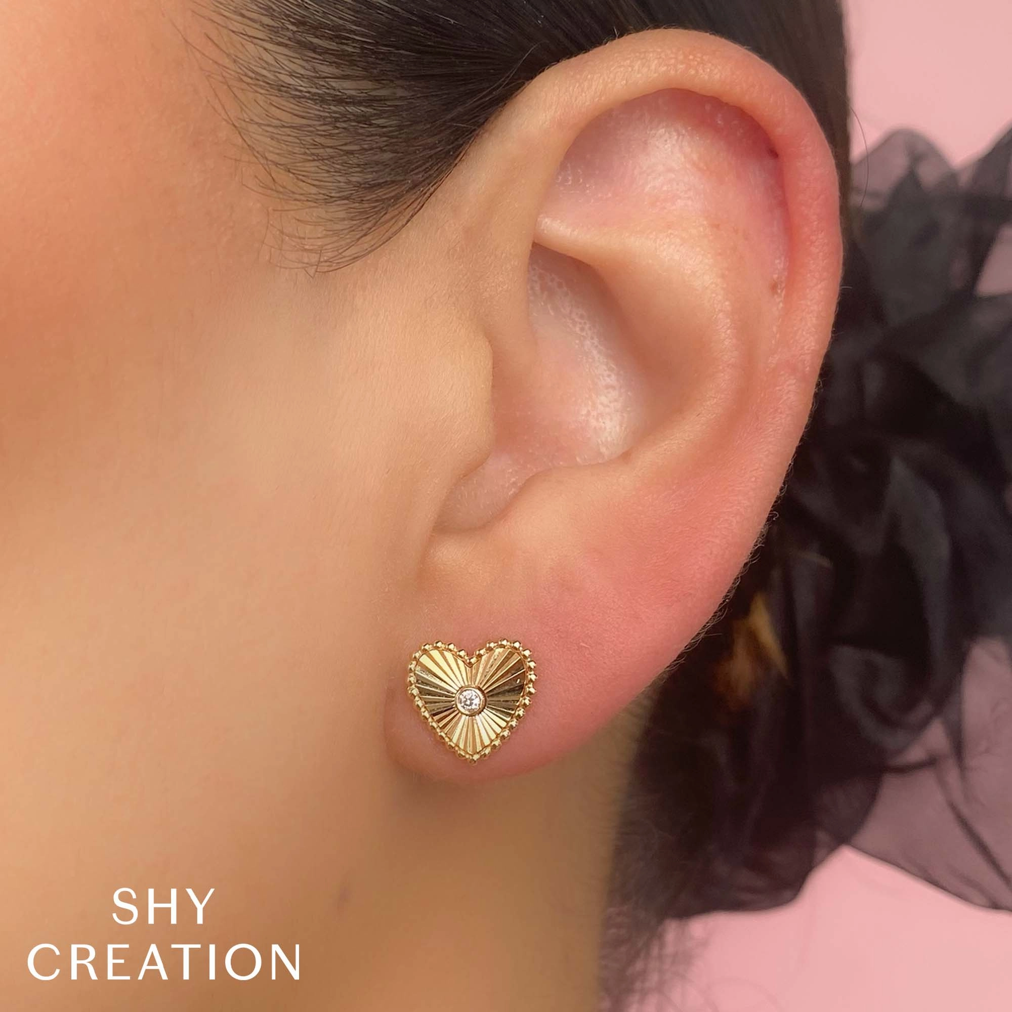 Shy Creation 0.04Ct Diamond Ribbed Bezel Heart Stud Earring SC55026093