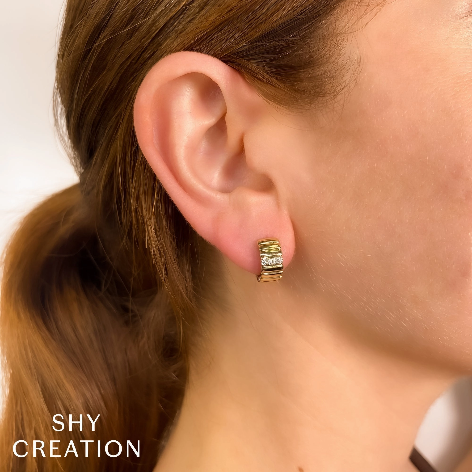 Shy Creation 0.09Ct Diamond Ribbed Huggie Earring SC22009417RD