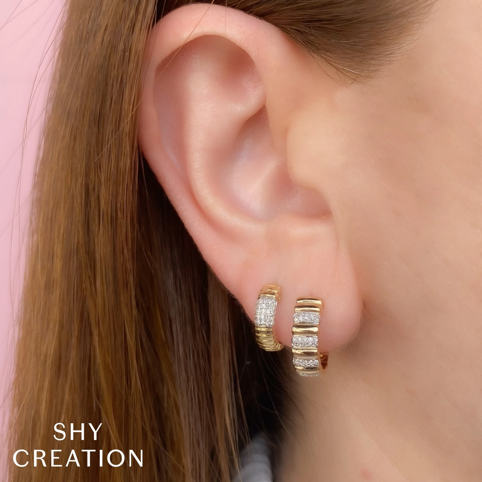 Shy Creation 0.11Ct Diamond Ribbed Huggie Earring SC22009544RD