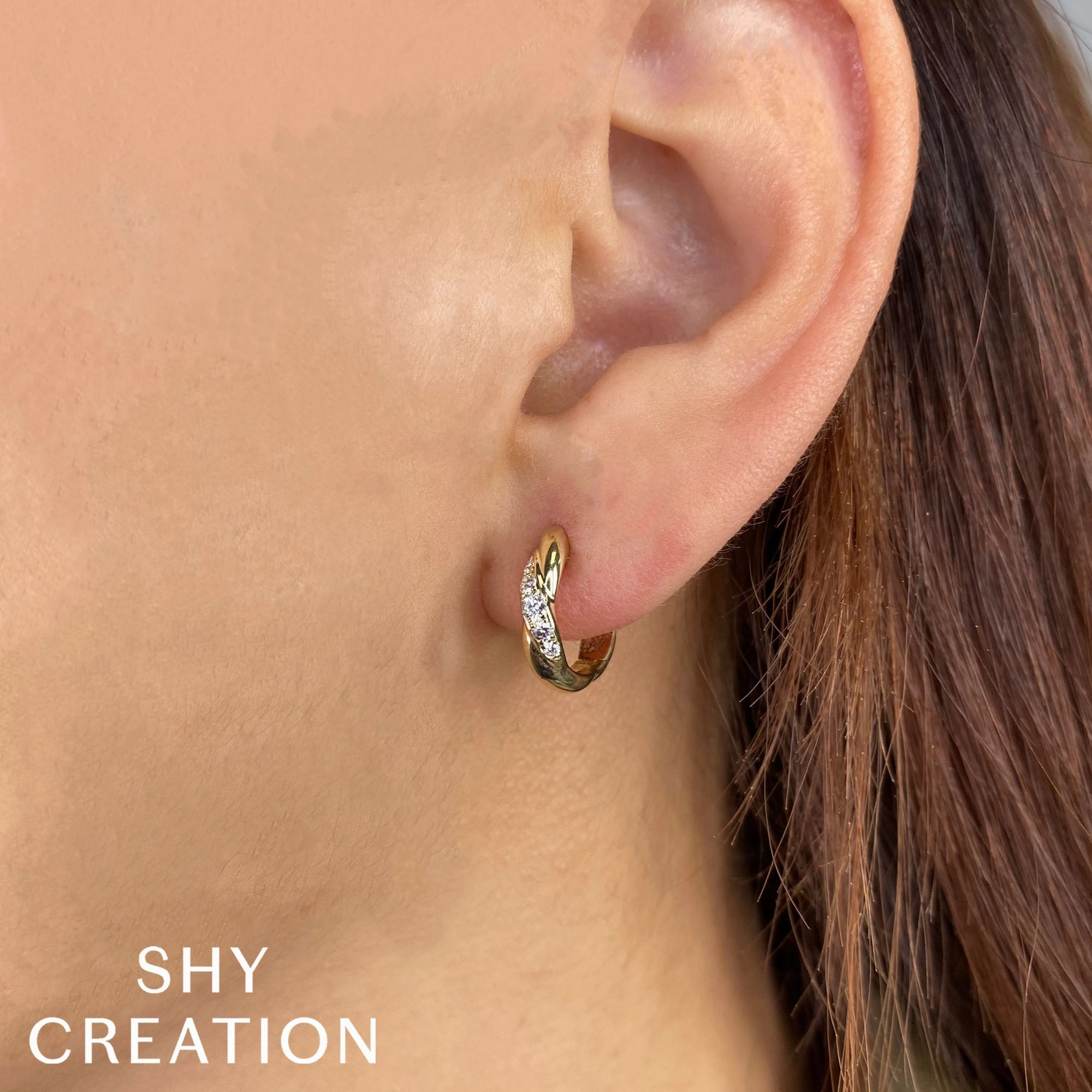 Shy Creation 0.23Ct Diamond Twisted Huggie Earring SC55025182