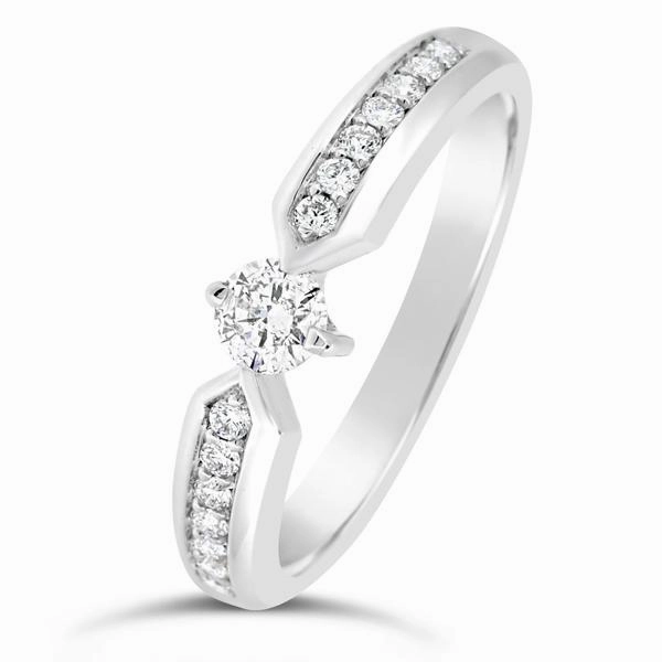 Solitaire en or blanc serti de diamants.