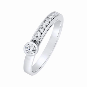 Solitaire en or blanc serti de diamants.