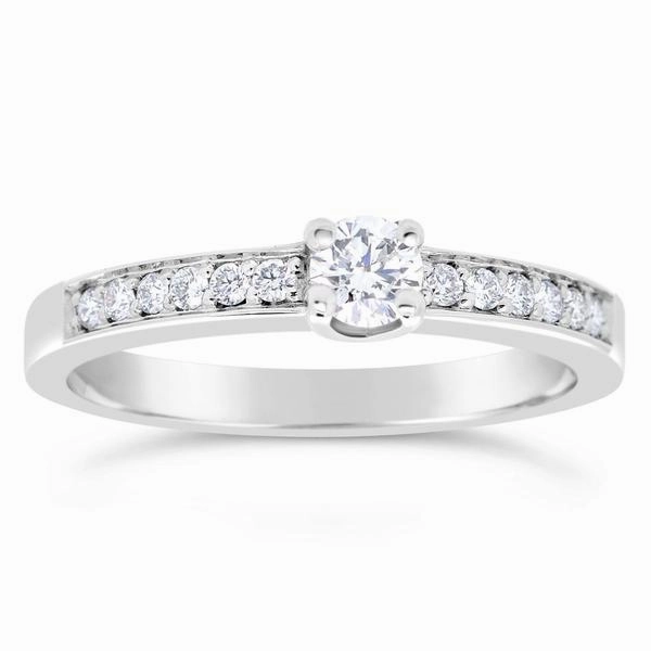 Solitaire en or blanc serti de diamants.