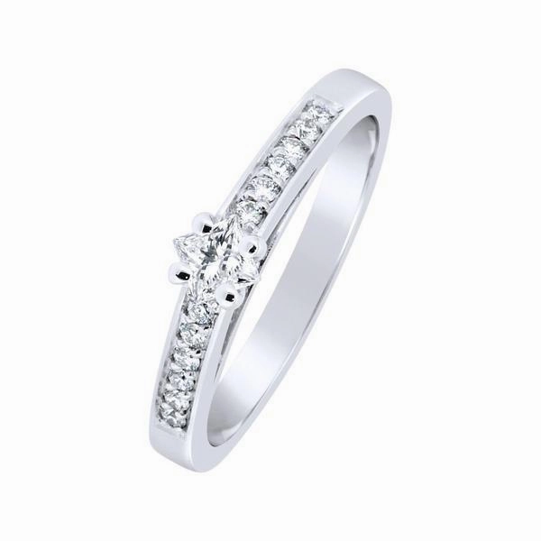 Solitaire en or blanc serti de diamants.